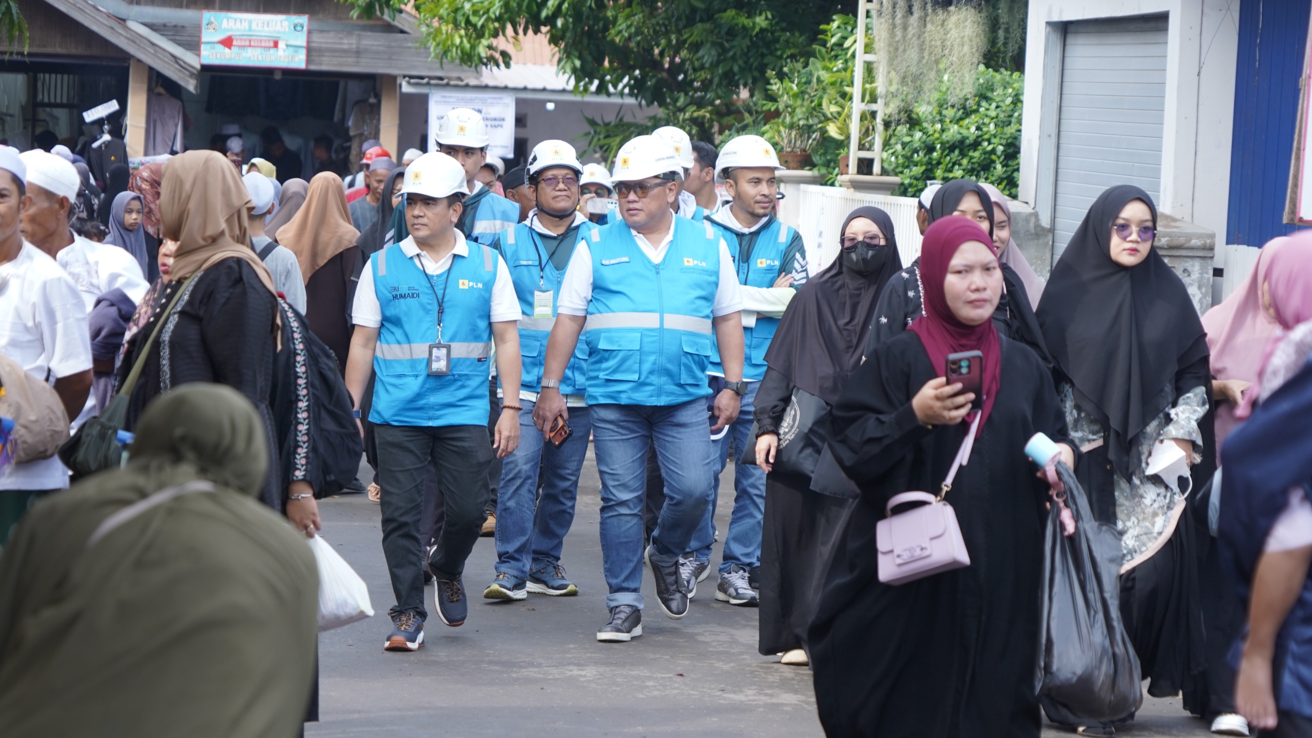 GM PLN UID Kalselteng, Iwan Soelistijono melakukan peninjauan posko siaga kelistrikan di tengah keramaian jamaah momen Lima Rajab, beberapa waktu lalu. (KST)