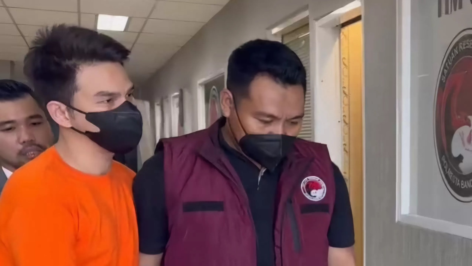 Artis Jonathan Frizzy (JF) alias Ijonk saat menjalani pemeriksaan di Polres Bandara Soekarno Hatta terkait kasus peredaran vape berisi obat keras beberapa waktu lalu. IST