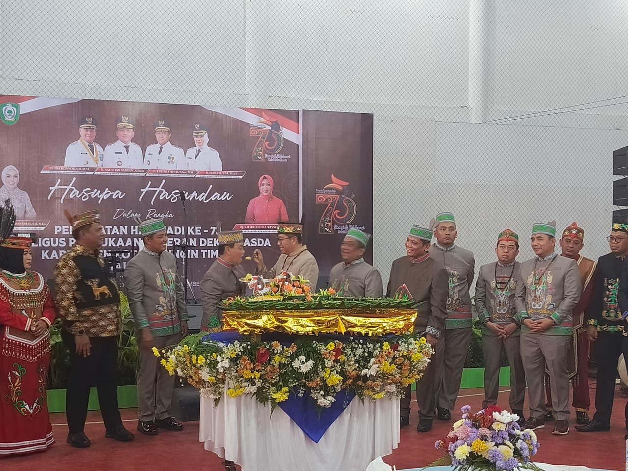 Plt Sekda Kalteng menyuapi Bupati Halikinnor.MIFTAH/KALTENGPOS.JAWAPOS.COM