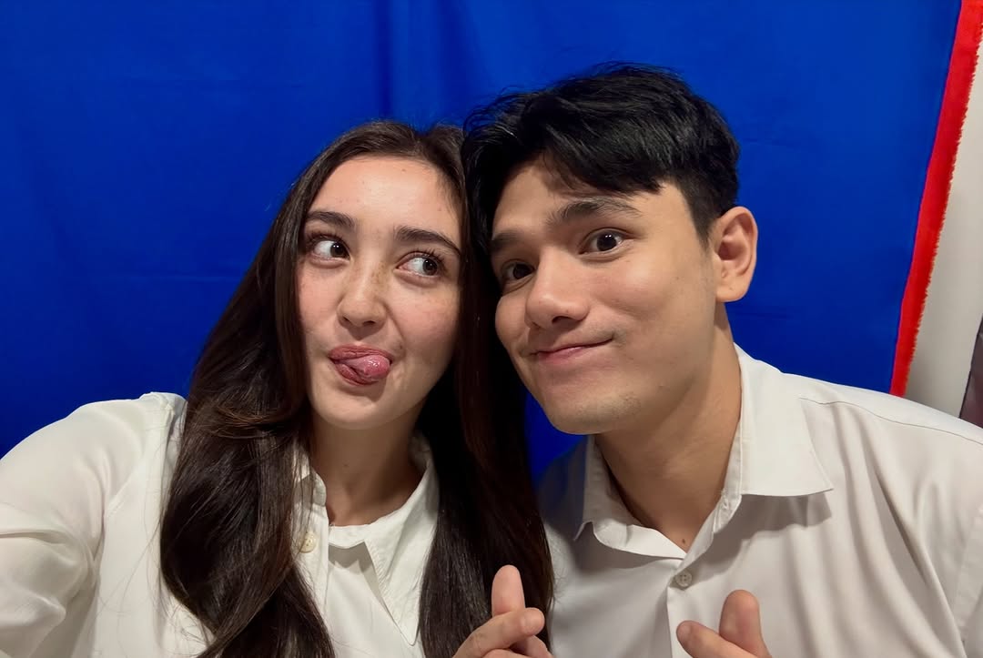 Ranty Maria membagikan momen saat berfoto latar biru.