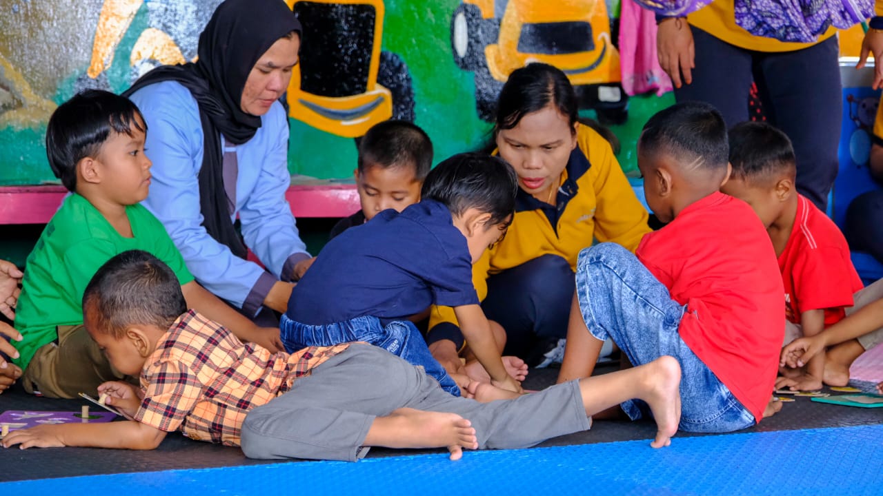 Mengasuh anak-anak buruh sawit