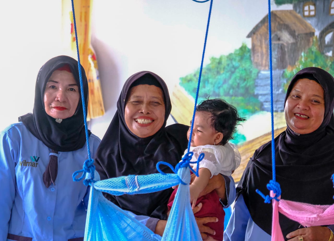 Siti Ngaisah saat mengasuh anak-anak di Tempat Penitipan anak (TPA/&nbsp;daycare) Harapan Bunda PT Mustika Sembuluh - I, Wilmar Group, Kotawaringin Timur.