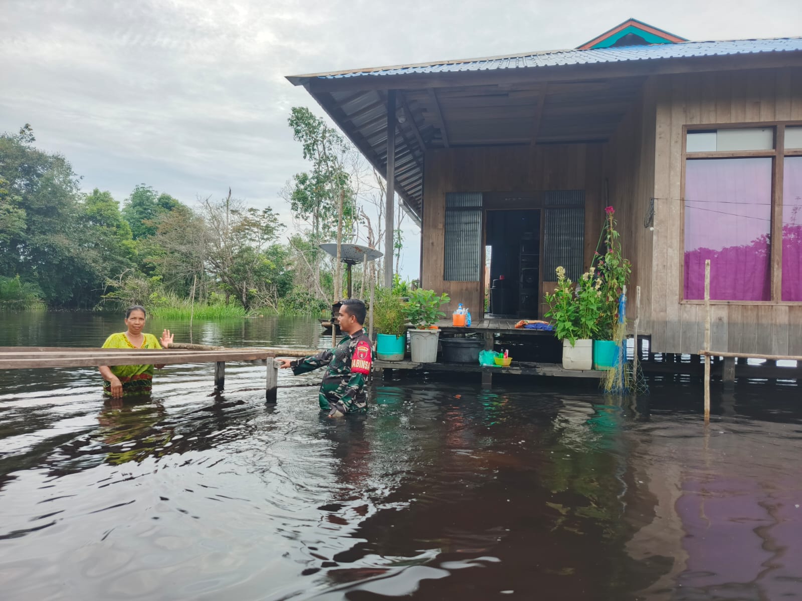 Babinsa Koramil 1011/06 Kapuas Murung bersama pemerintah desa melakukan pemantauan banjir.PENDAM