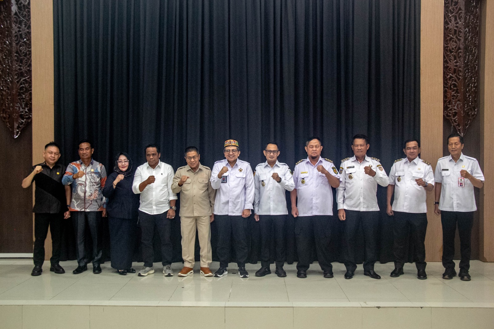 Penyerahan LHP oleh BPK kepada perwakilan 5 pemda.ARIEF PRATHAMA/KALTENG POS