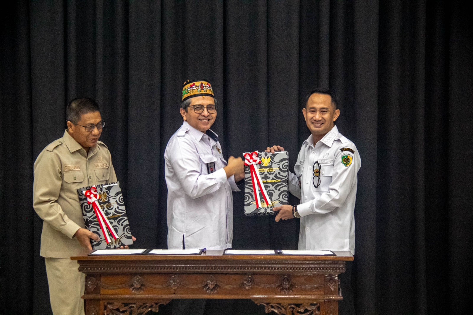 Wali Kota Palangka Raya Fairid Naparin menerima LHP BPK.ARIEF PRATHAMA/KALTENG POS