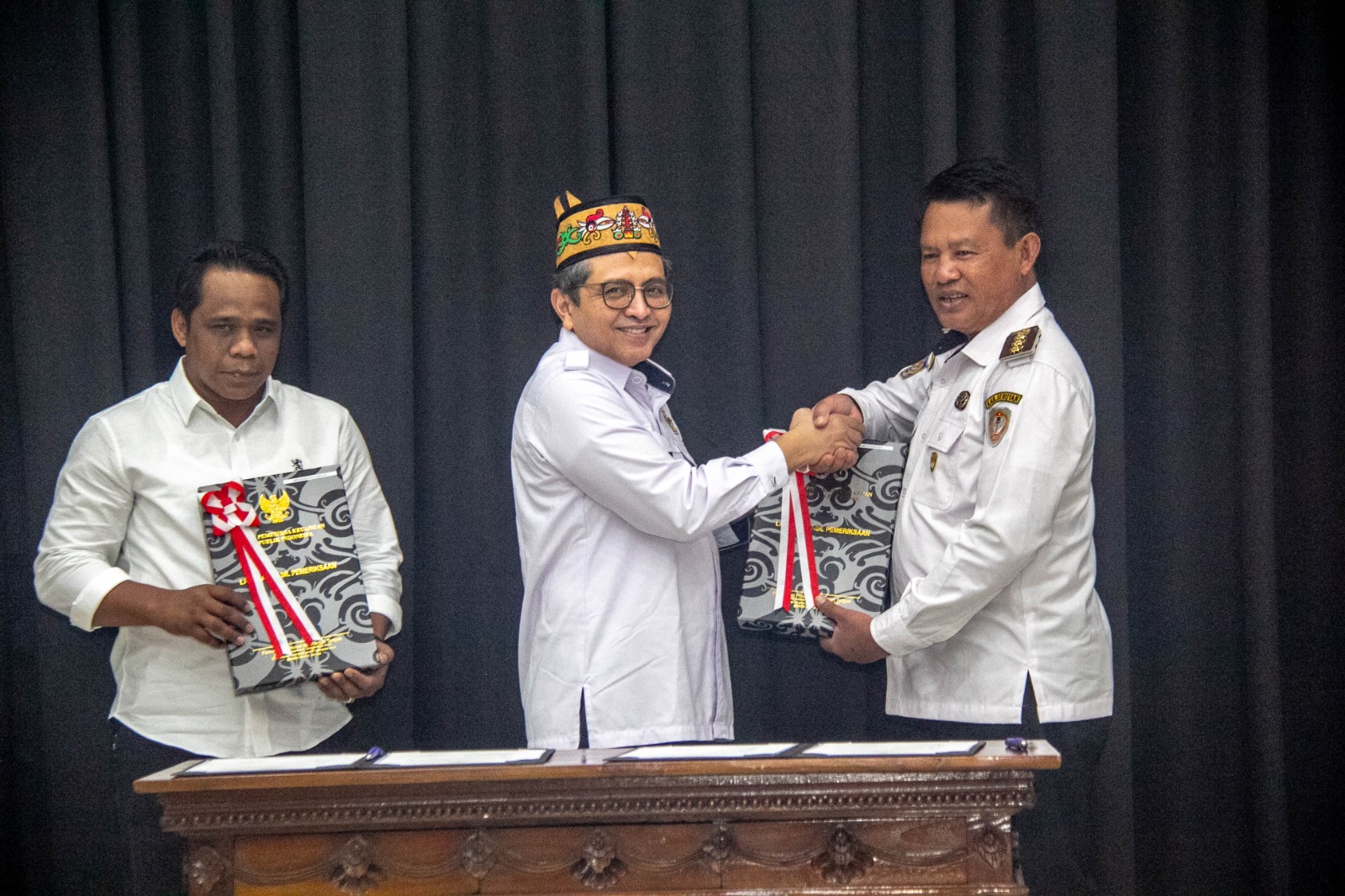 Penyerahan LHP oleh BPK kepada Bupati Seruyan.ARIEF PRATHAMA/KALTENG POS