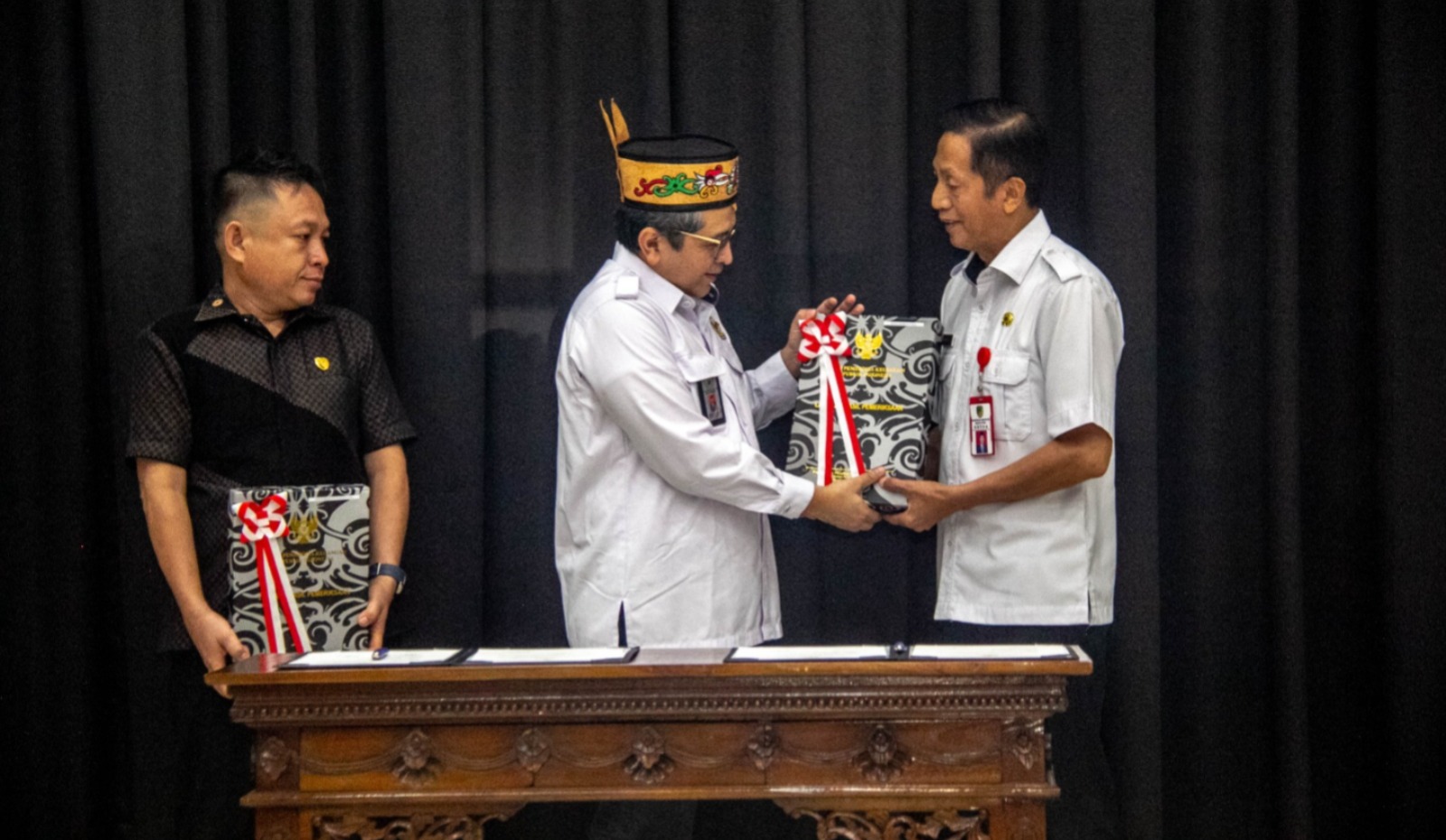 Penyerahan LHP oleh BPK kepada Sekda Barito Utara Muhlis.ARIEF PRATHAMA/KALTENG POS