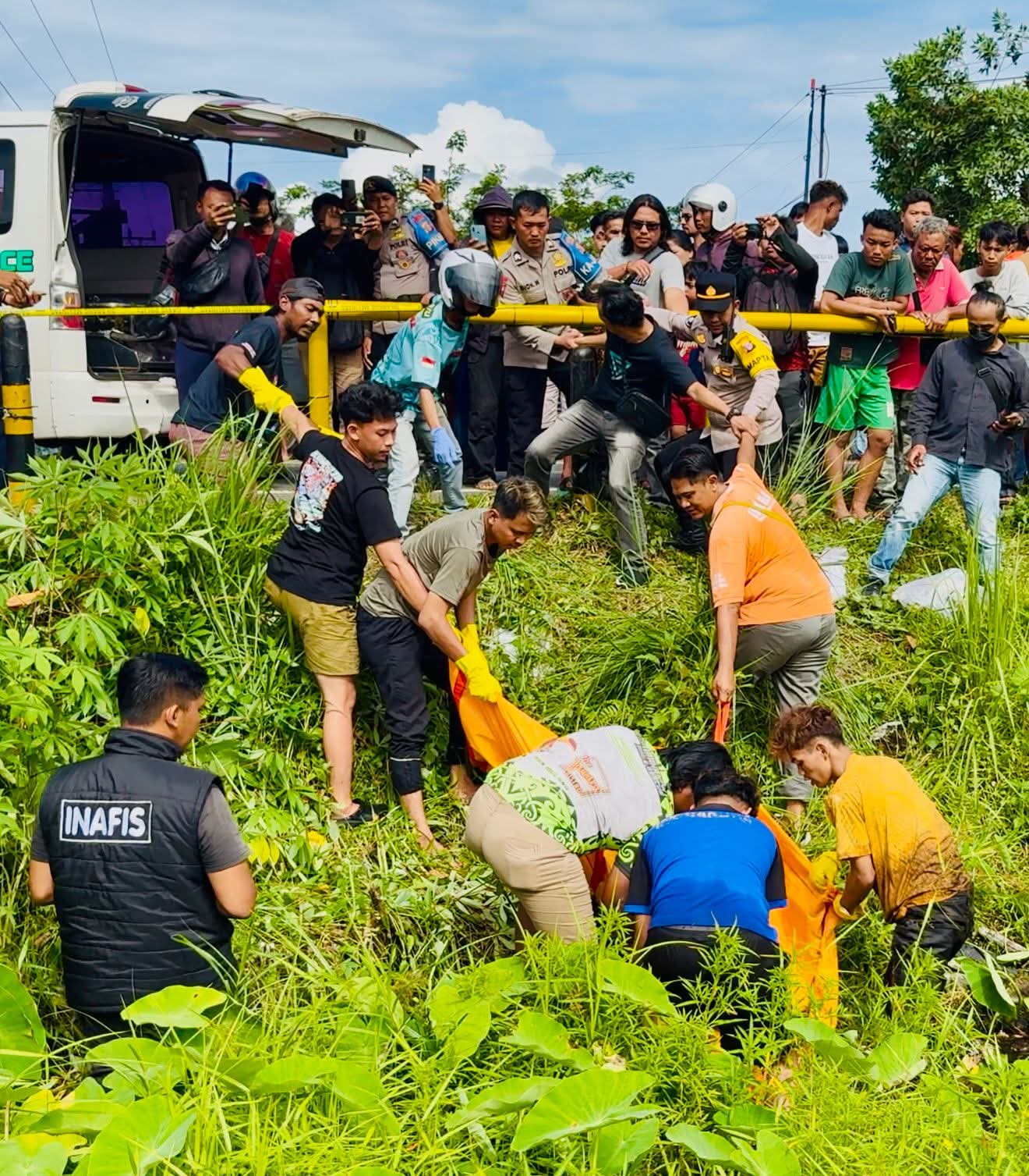 Polisi evakuasi mayat di Jalan G Obos Ujung.HUMAS
