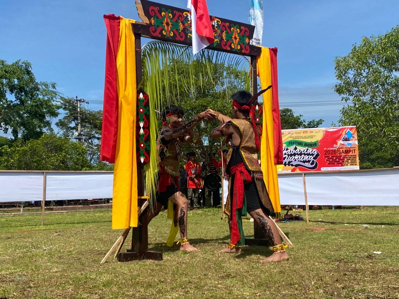 Pertunjukan Lawang Sakepeng di Festival Budaya Habaring Hurung Kotim 2026.MIFTAH/KALTENGPOS.JAWAPOS.COM