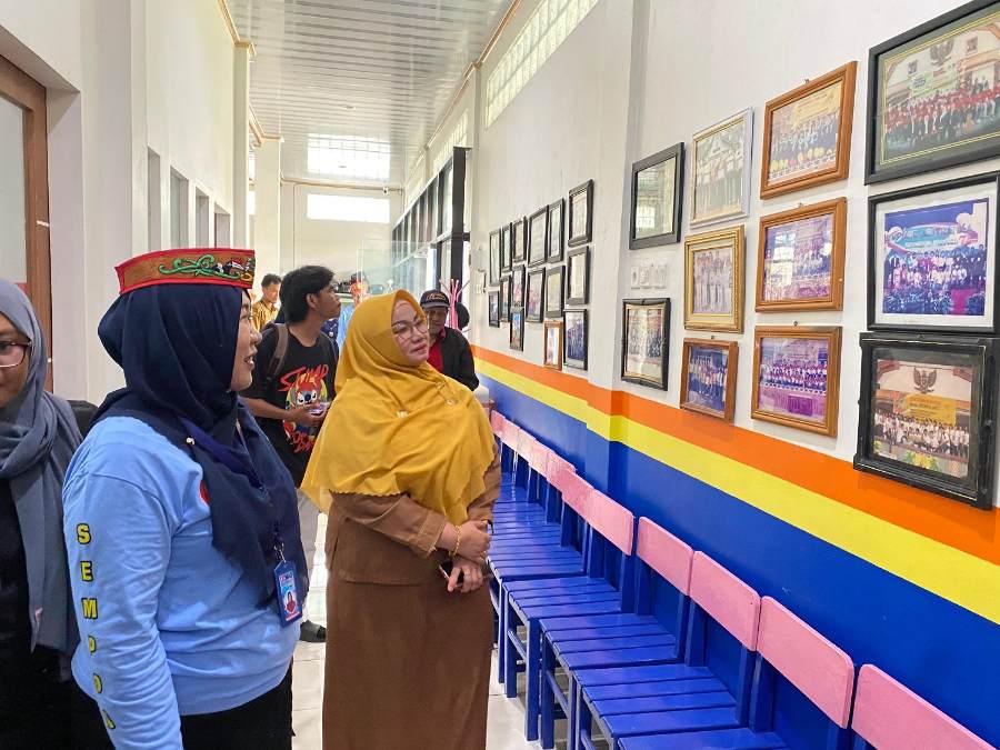 Wabup Kotim, Irawati meninjau gedung baru Sempoa Sampit, Senin (6/1). MIFTAH/KALTENG POS