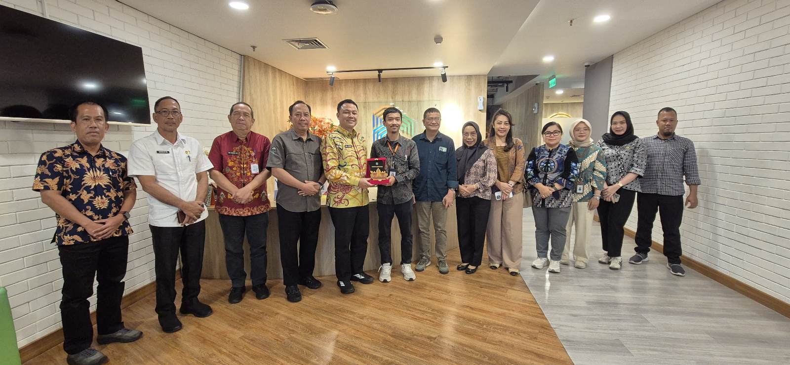 Sekda Kapuas Dr Usis I Sangkai didampingi sejumlah pejabatnya saat di Bappenas.