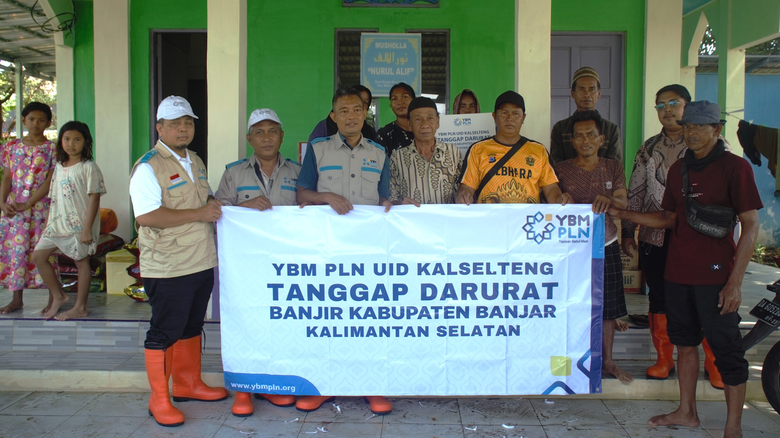 Ketua YBM PLN UID Kalselteng, Legiman, saat menyerahkan bantuan tanggap darurat banjir di Kecamatan Sungai Rangas, Kabupaten Banjar. (KST)