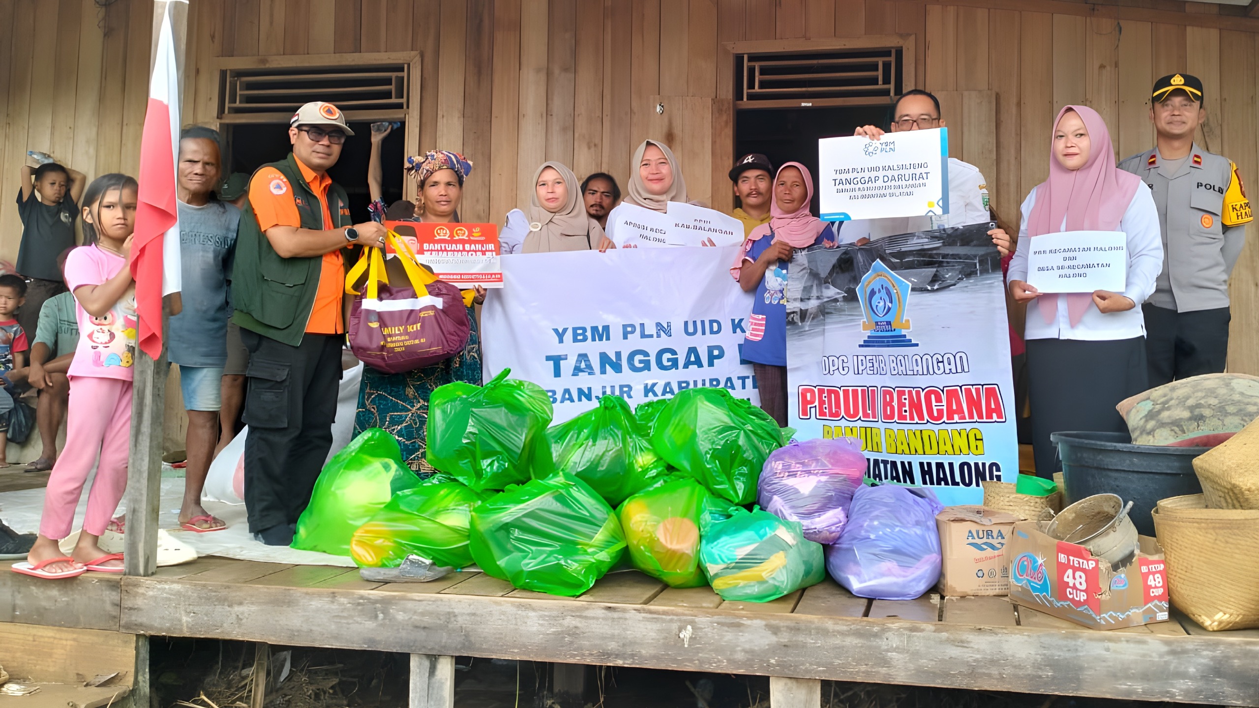 BANTUAN: Penyerahan bantuan tanggap darurat banjir dari YBM PLN UID Kalselteng di Kecamatan Halong.