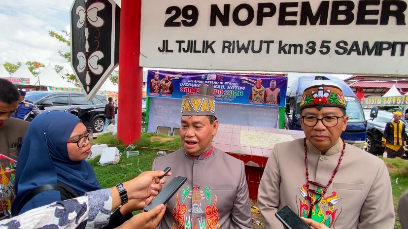 Bupati Kotim Halikinnor diwawancari awak media.MIFTAH/KALTENGPOS.JAWAPOS.COM