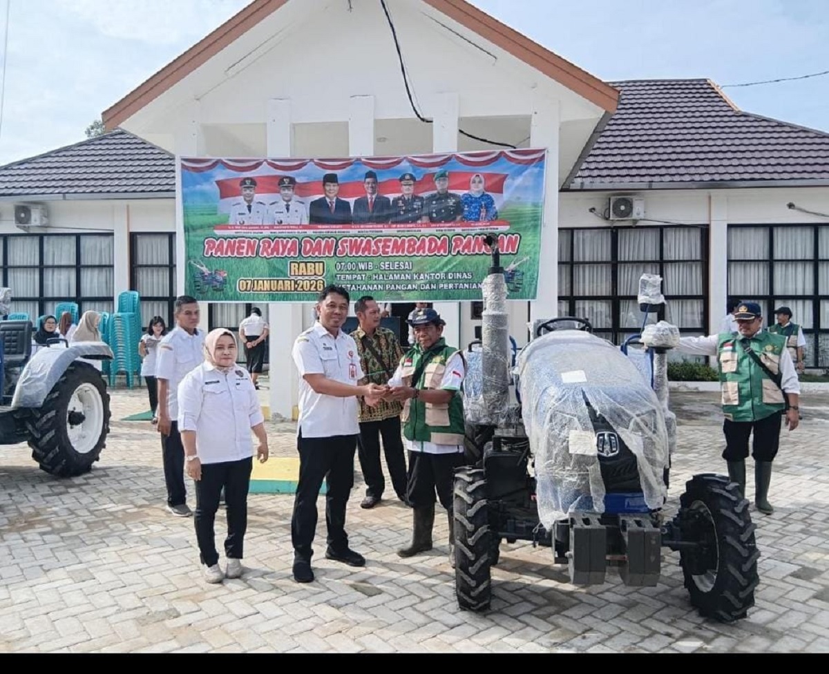 Asisten II Setda Barsel Yoga Prasetyanto Utomo menyerahkan alsintan kepada penerima manfaat sebagai bentuk dukungan program swasembada pangan. DISKOMINFOSP
