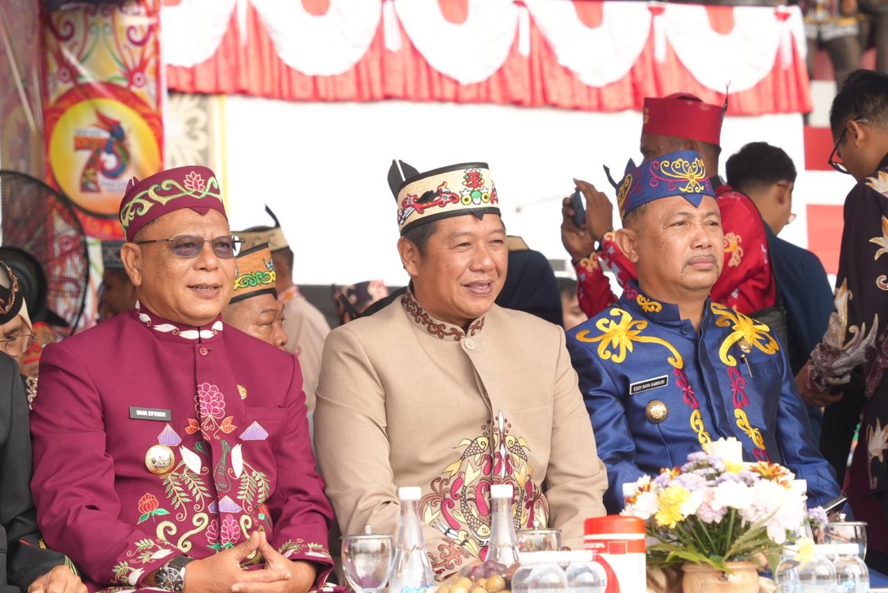 Wabup Batara Felix Sonadie Y. Tingan, A.Md., (tengah) menghadiri Upacara Peringatan HUT ke-73 Kabupaten Kotim di Stadion 29 Nopember, Sampit, Rabu (7/1). DISKOMINFOSANDI FOR KALTENG POS