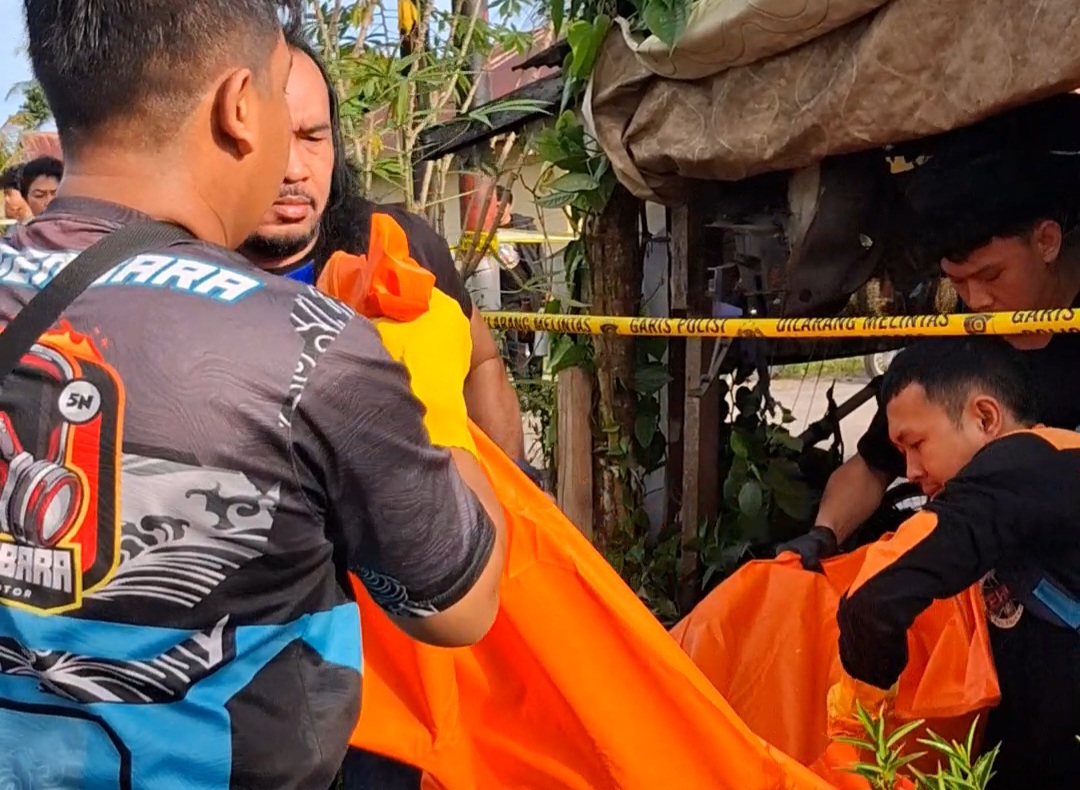 Evakuasi pemilik bengkel yang dihabisi keponakan.AGUS PRAMONO/KALTENGPOS.JAWAPOS.COM