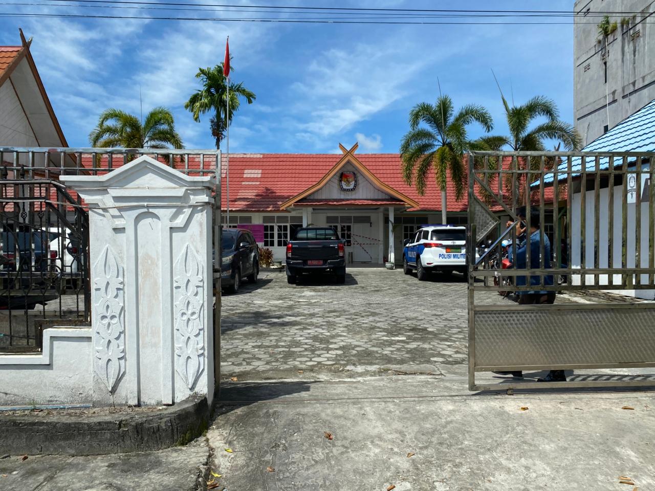 Situasi depan kantor KPU Kotim.MIFTAH/KALTENGPOS.JAWAPOS.COM