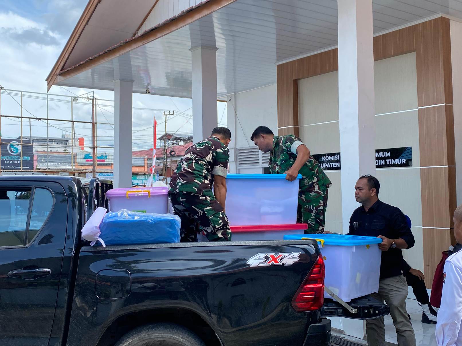 Penyidik Kejati membawa barang bukti hasil penggeledahan KPU Kotim. MIFTAH/KALTENGPOS.JAWAPOS.COM