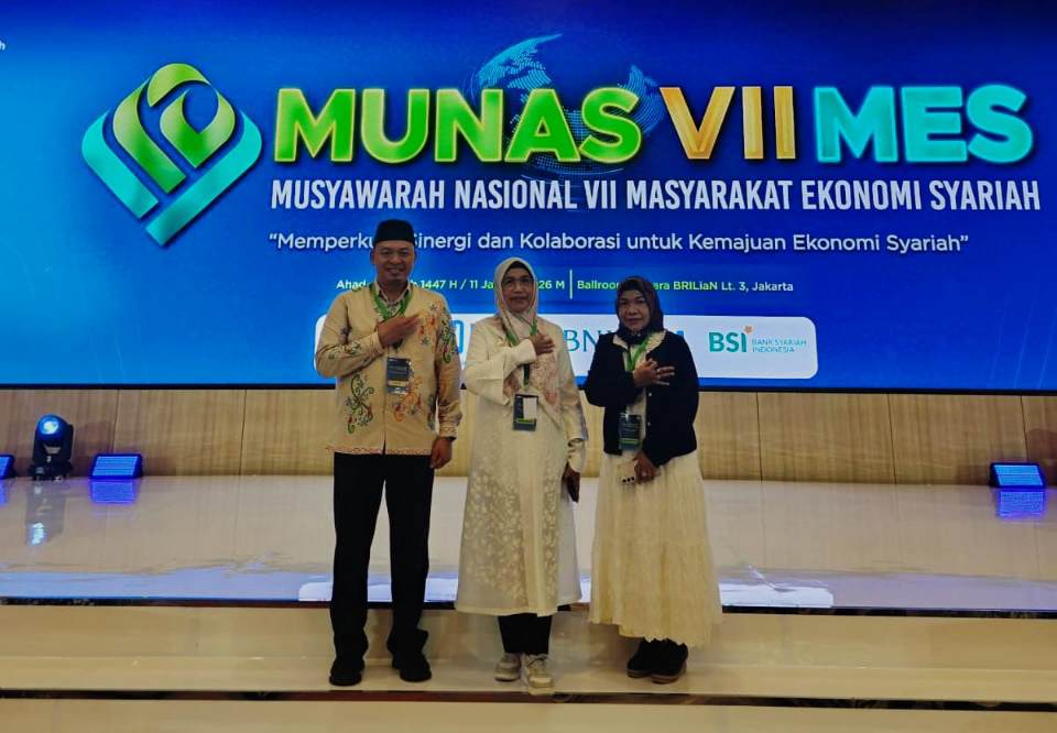 Ketua Umum MES Kalteng, Hj Norhani (tengah) S.Sos., M.AP, dan Bendahara MES Kalteng, Hj. Nurhayani dan Heru Hidayat menghadiri Munas VII MES di Jakarta.