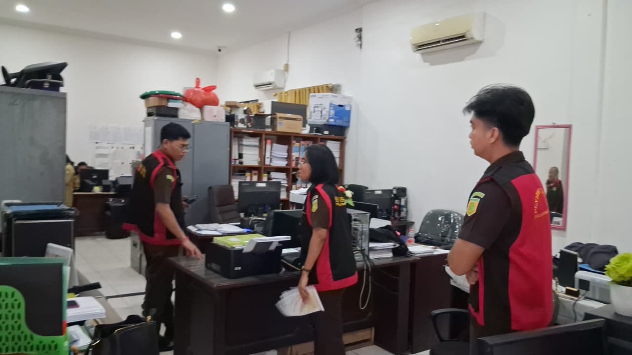 Penggeledahan di Kantor Setwan Kotim.BAHRI/KALTENG POS