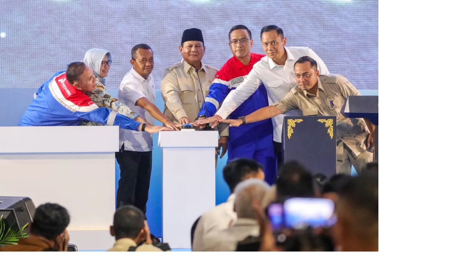Menteri Koordinator Bidang Infrastruktur dan Pembangunan Kewilayahan Agus Harimurti Yudhoyono (AHY) saat mendampingi Presiden Prabowo Subianto dalam peresmian RDMP Kilang Balikpapan, Senin (12/1).