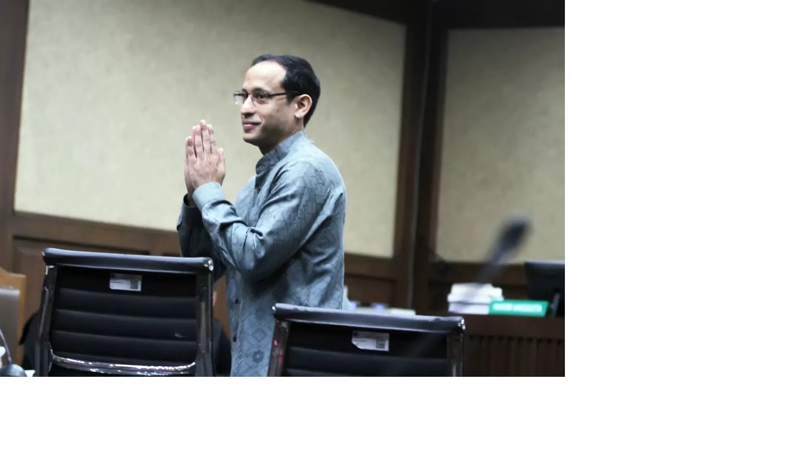 Tersangka kasus dugaan korupsi dalam digitalisasi pendidikan pengadaan laptop Chromebook di Kemendikbudristek tahun 2019-2022 Nadiem Makarim memberikan salam ke arah wartawan. (Dery R/JawaPos)