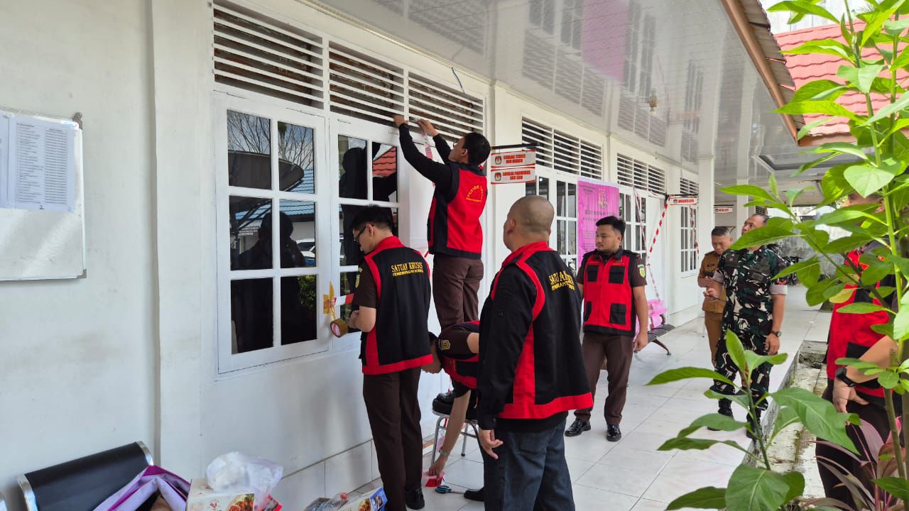 Penyegelan ruang sekretariat KPU Kotim.HUMAS