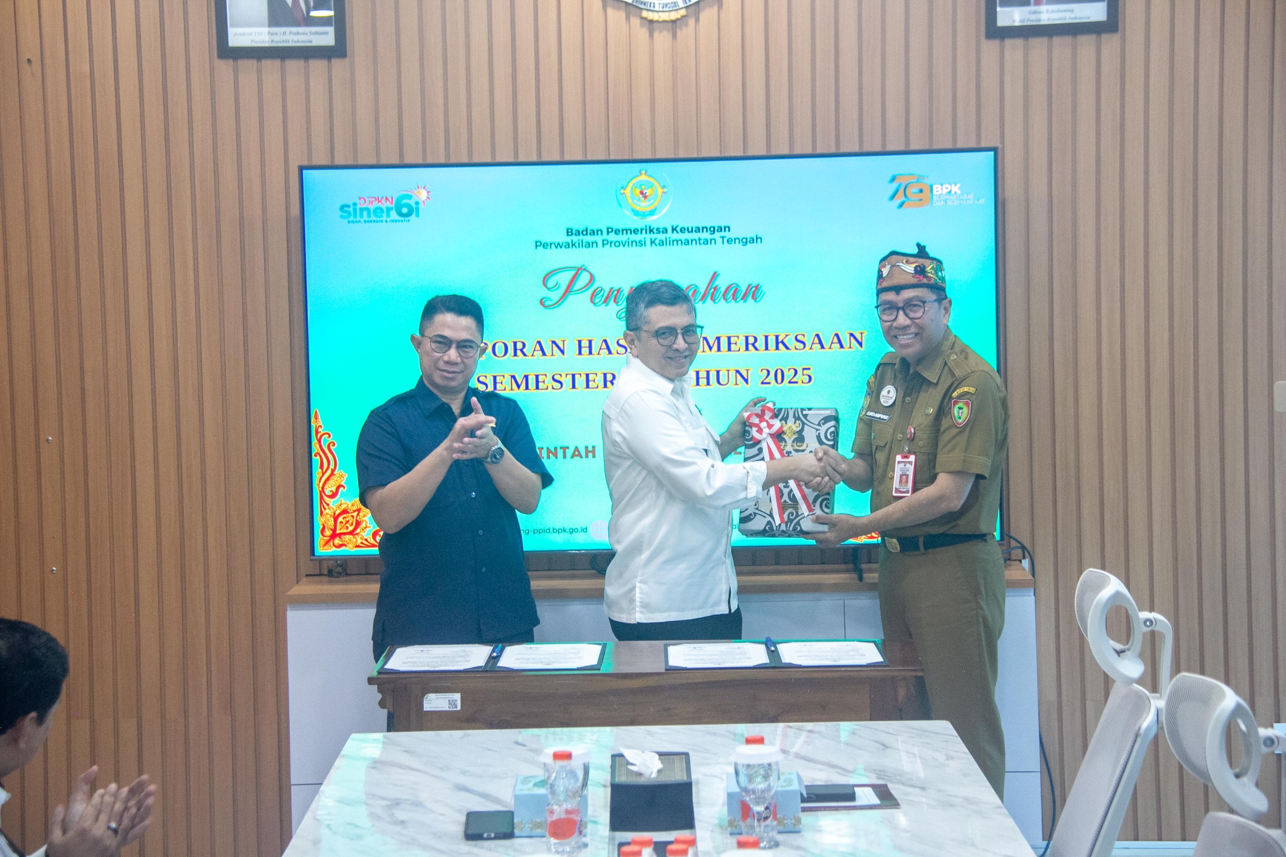 Plt Sekda Kalteng Leonard S Ampung menerima hasil laporan dari BPK. ARIEF PRATHAMA/KALTENG POS