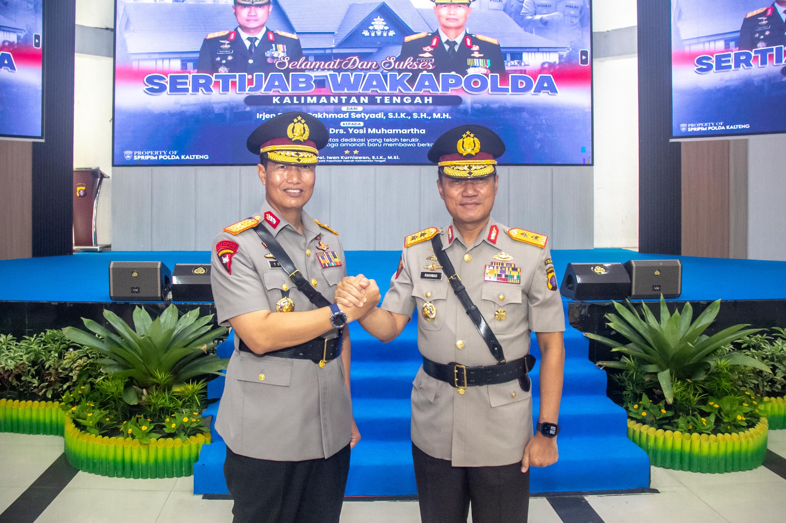 Brigjen Pol Yosi Muhamartha (kiri) dan Irjen Pol Rakhmad Setyadi (kanan).ARIEF PRATHAMA/KALTENG POS