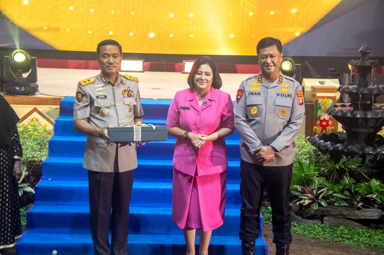 Kapolda Kalteng Irjen Pol Iwan Kurniawan bersama Irjen Pol Rakhmad Setyadi.ARIEF PRATHAMA/KALTENG POS