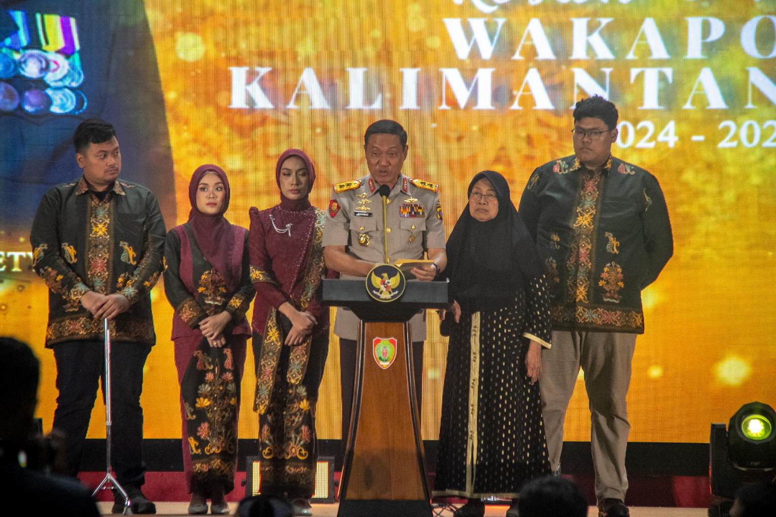 Irjen Pol Rakhmad Setyadi bersama keluarga. Pemprov Kalteng apresiasi.ARIEF PRATHAMA/KALTENG POS