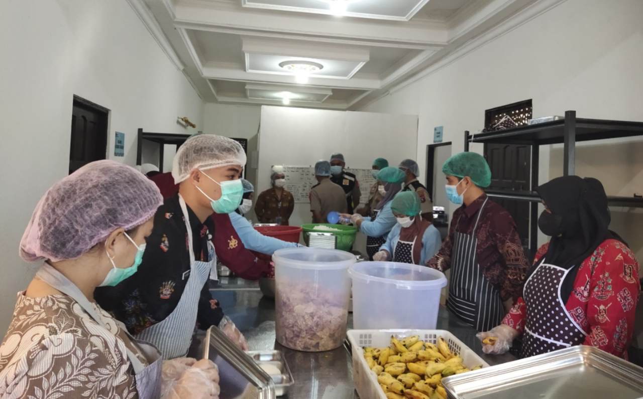 Wakapolres Pulang Pisau, Kompol Sahat Martua Pasaribu cek dapur SPPG.HUMAS