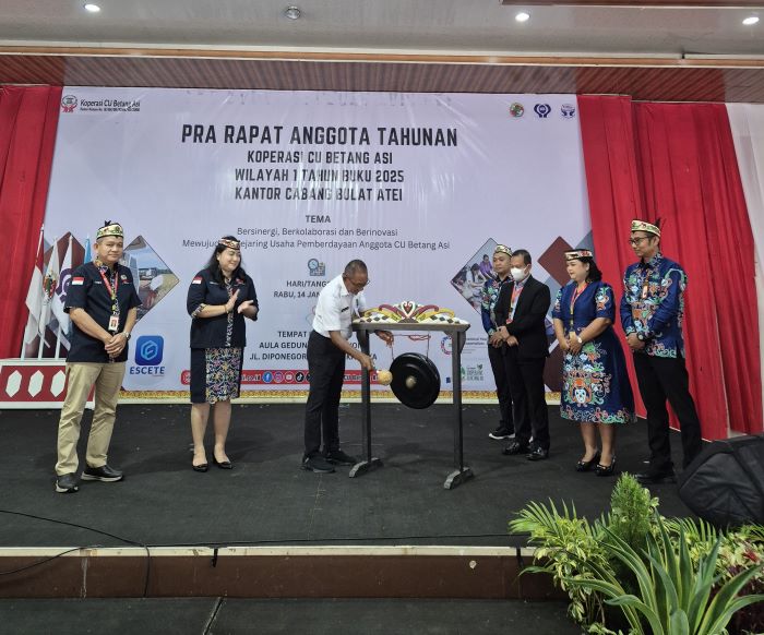 PEMBUKAAN: Plt Kepala DPKUKMP Kota Palangka Raya, Samsul Rizal didampingi Ketua Pengurus Koperasi CU Betang Asi, Rita Sarlawa SE MSi saat membuka Pra RAT Wilayah I Tahun Buku 2025 di Gedung Sangkuwong