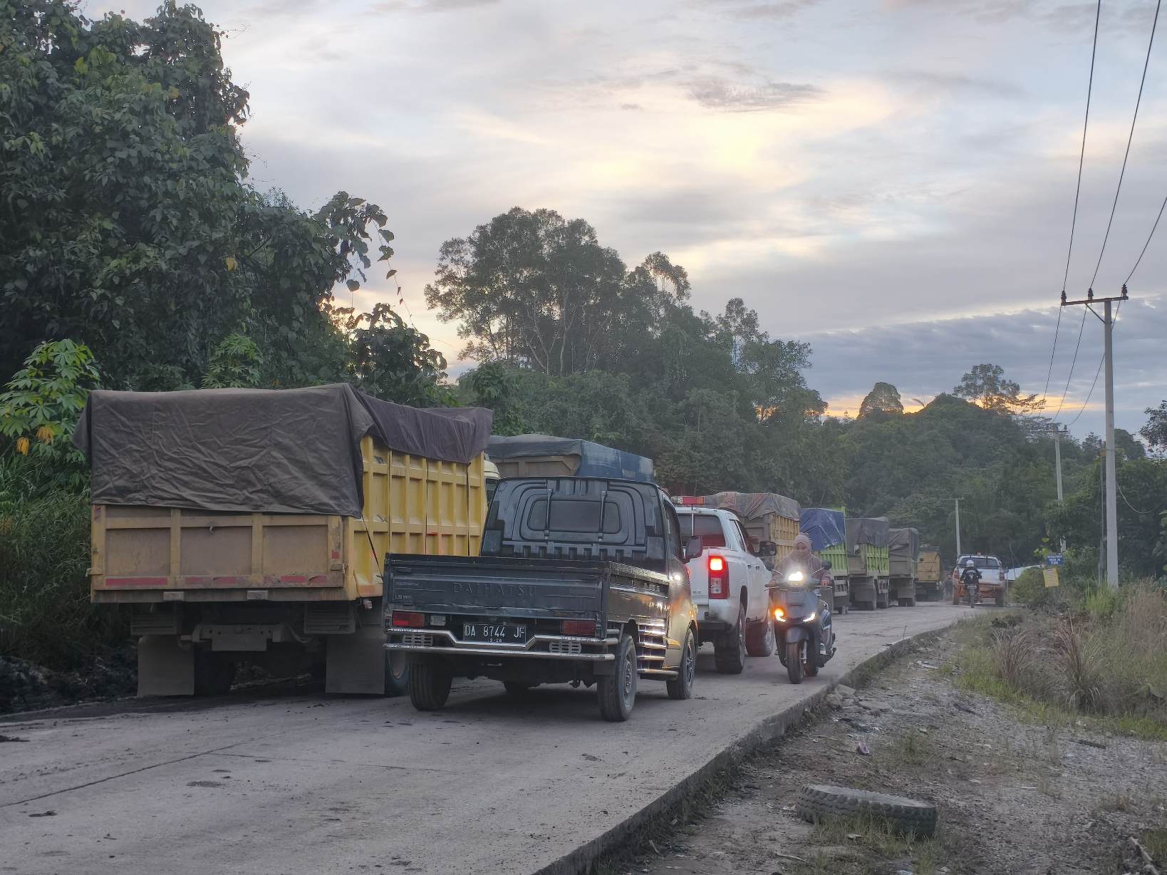 Berjejer dump truk batubara PT BBN dan PT Batara Perkasa.RENO/KALTENG POS