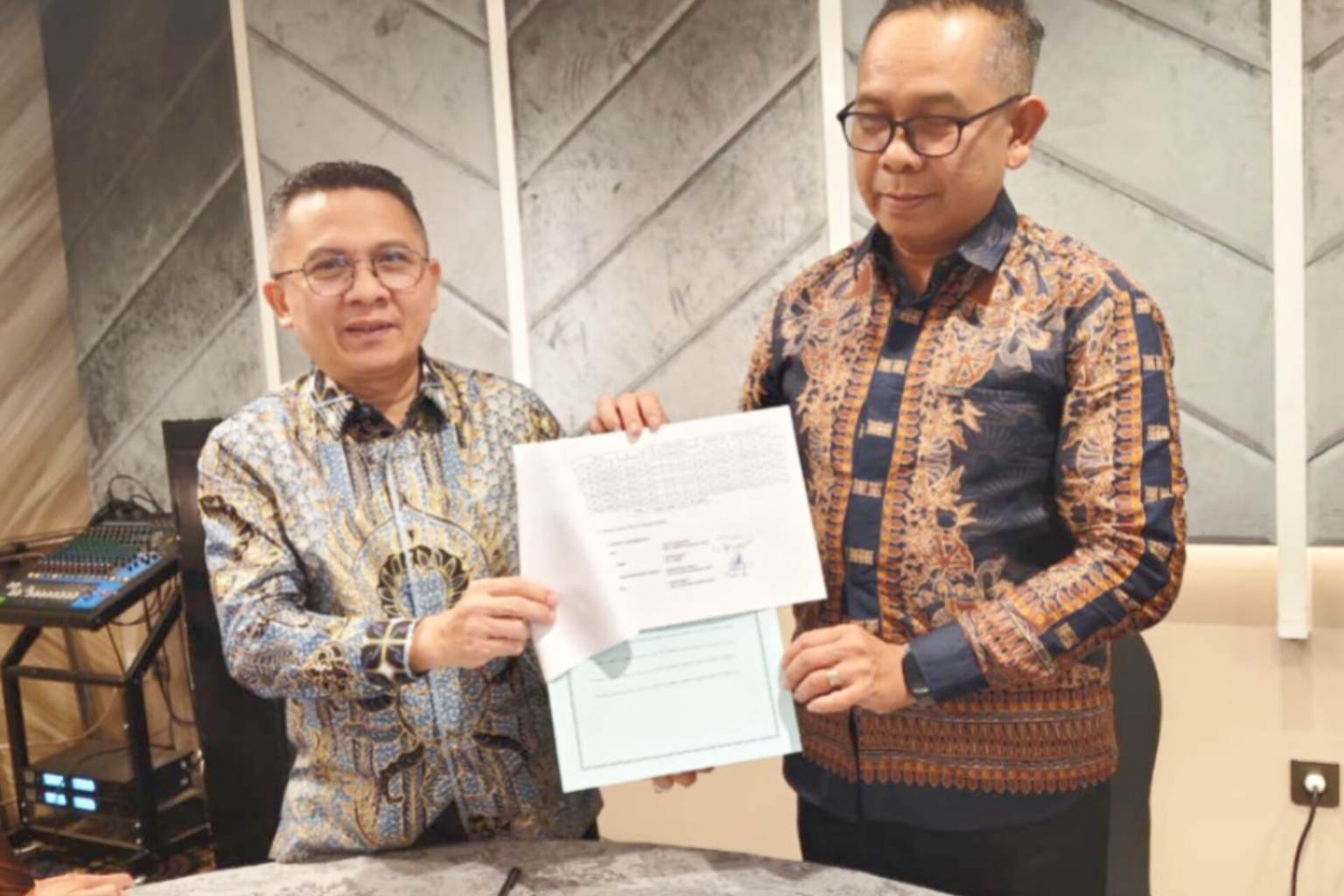 Plt Kepala Kemenhaj Kalteng H Hasan Basri (kiri) menghadiri finalisasi jadwal penerbangan jemaah.HUMAS
