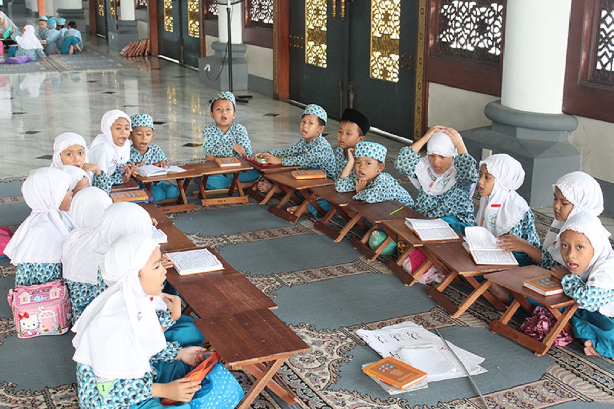 Anak belajar mengaji. MASJID AL AKBAR SURABAYA