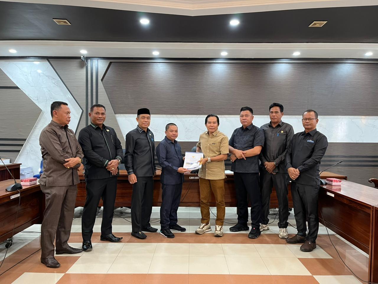 Wakil Ketua II DPRD Kapuas Berinto menyerahkan LHP BPK RI kepada Pansus DPRD Kapuas.