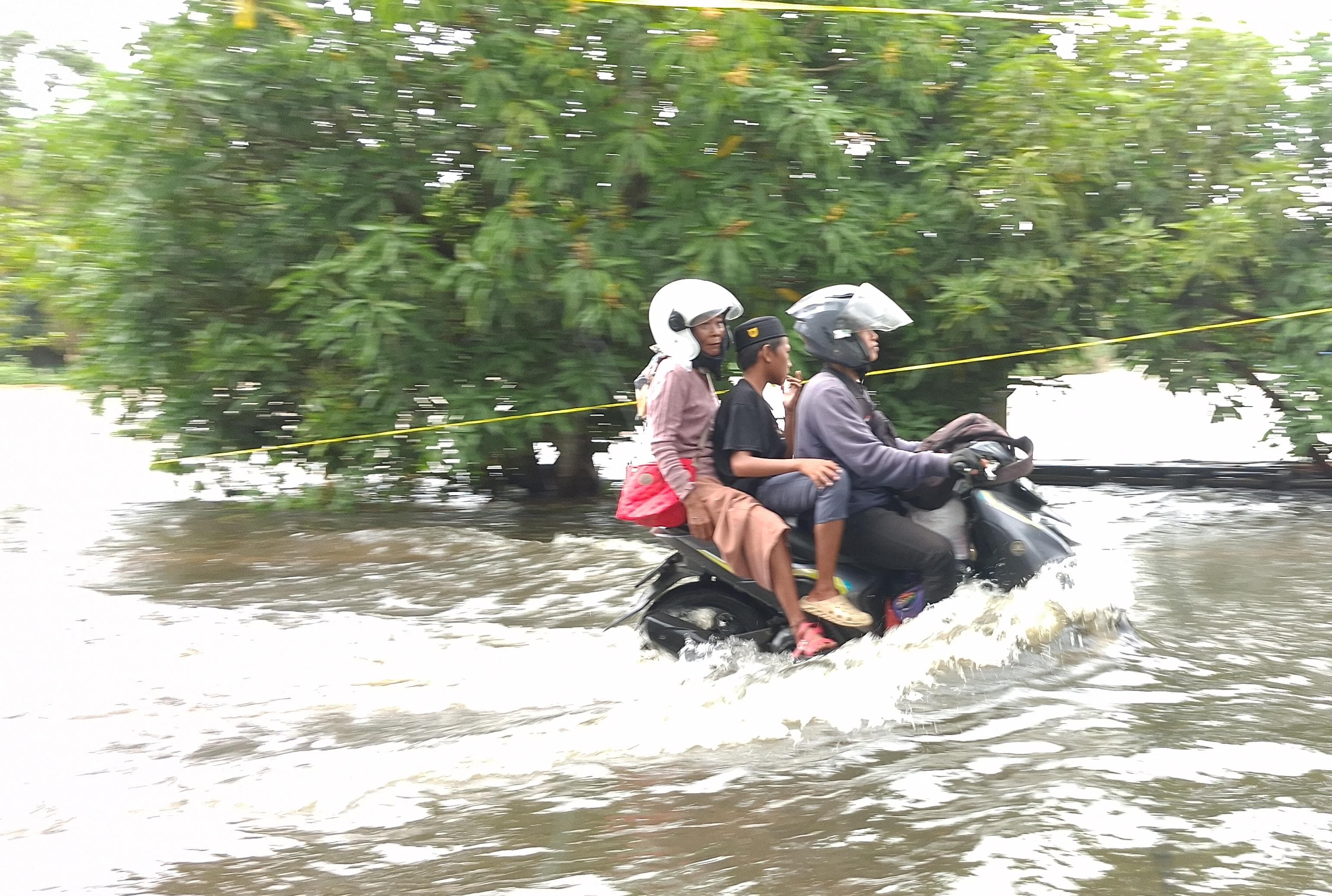 Banjir di perkotaan.AGUS PRAMONO/KALTENGPOS.JAWAPOS.COM