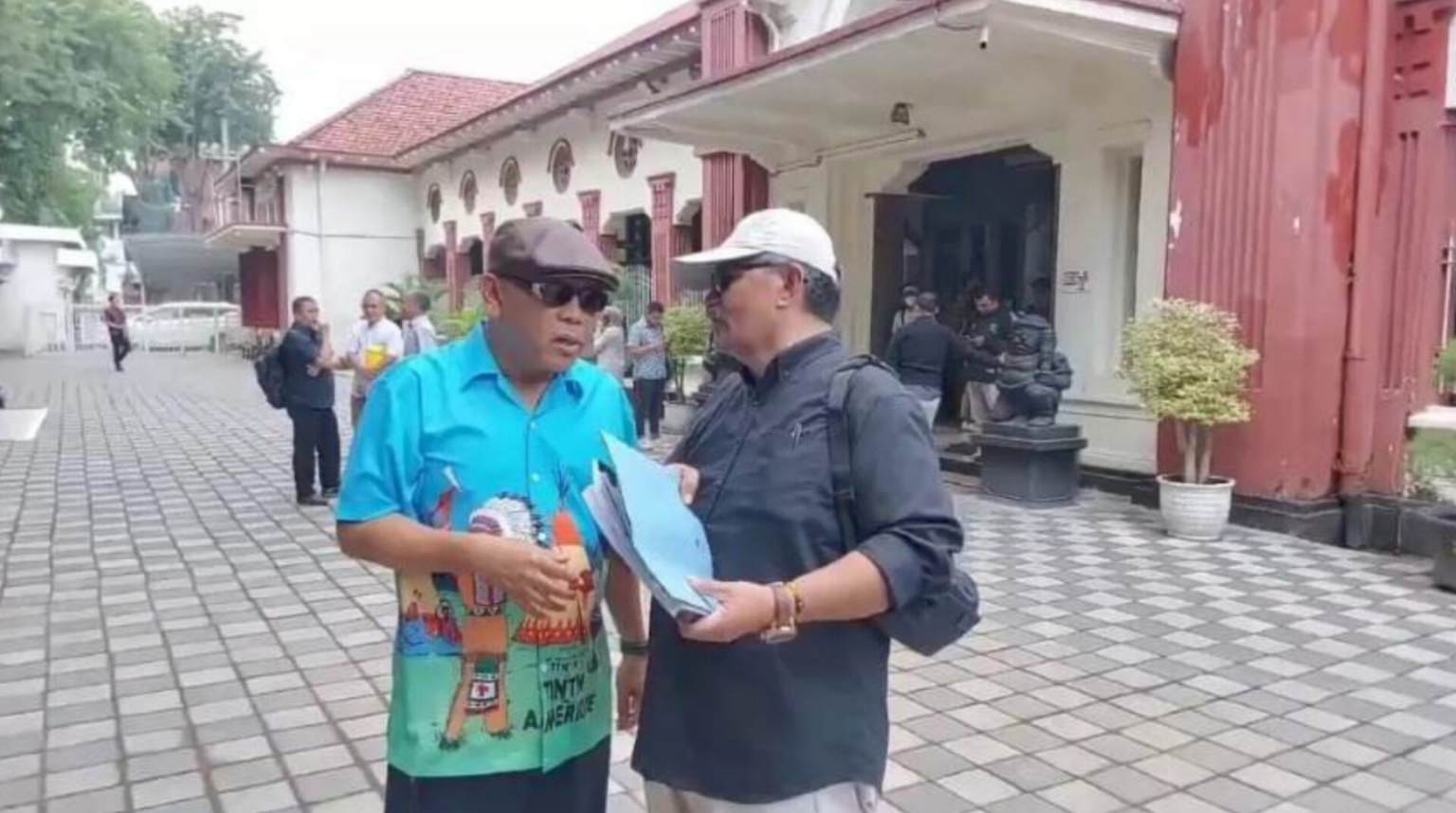 Eggi Sudjana dan tim saat di Pengadilan Negeri (PN) Surabaya. (Maulana Syarifudin/Jawa Pos)