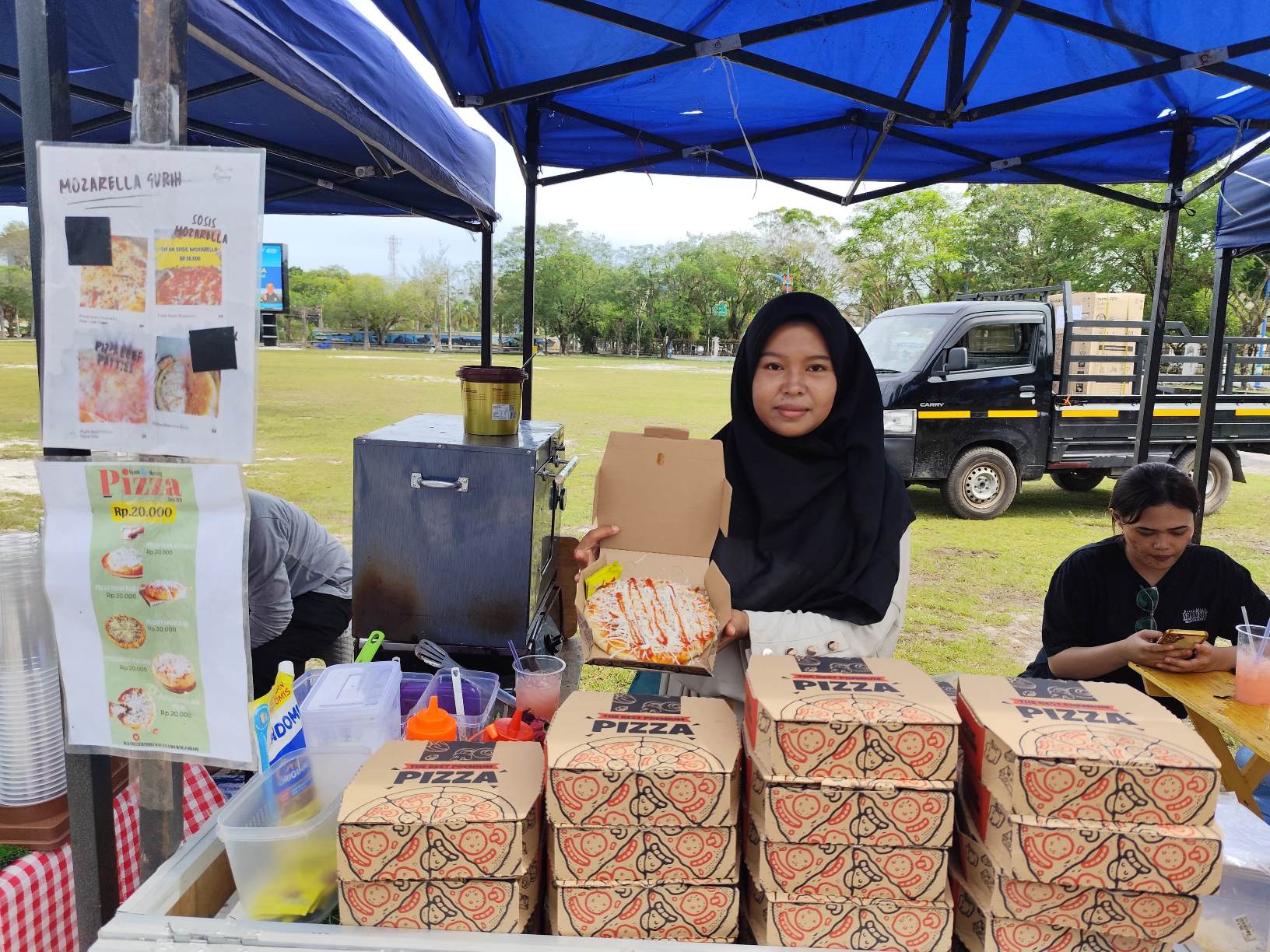 Dwi Wulandari berjualan pizza.NOVIA/KALTENG POS