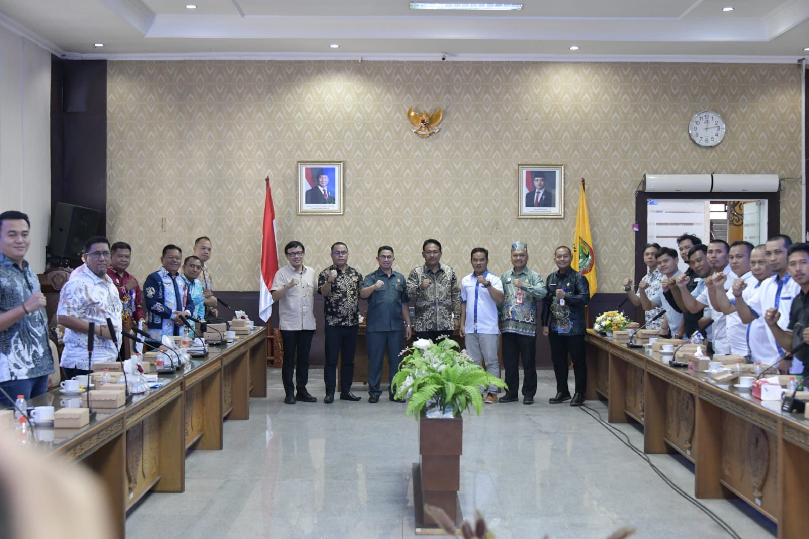 DPRD Kalteng bersama PT GAL dan Serikat Buruh Solidaritas Mandiri di ruang rapat gabungan, Kamis (15/1/2026).SHAFA KAMILA/KALTENG POS