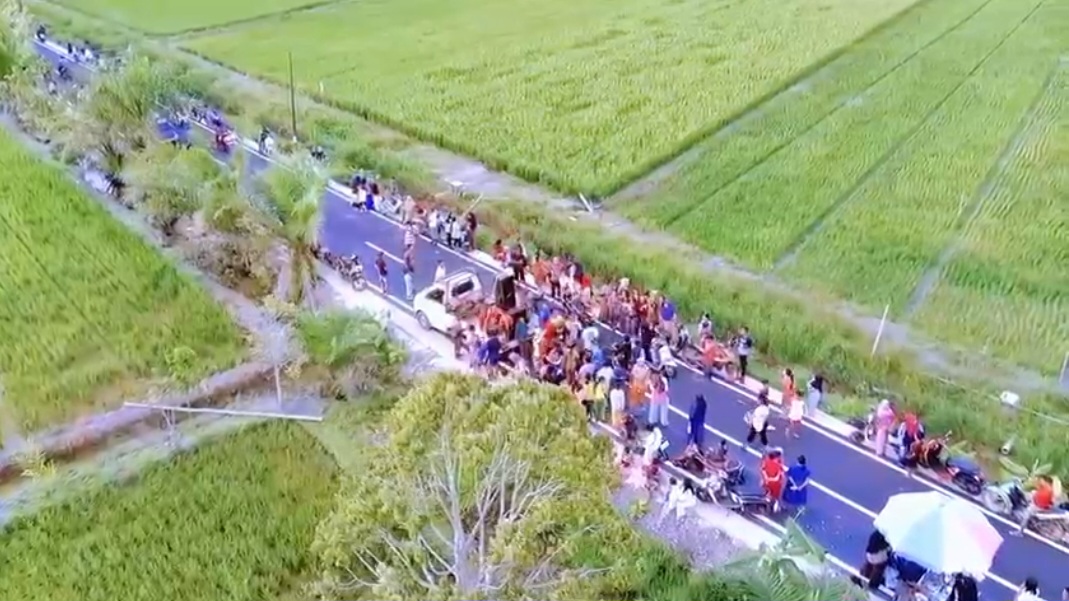 Sepanjang jalan dari Kecamatan Kota Besi menuju Desa Tinduk.