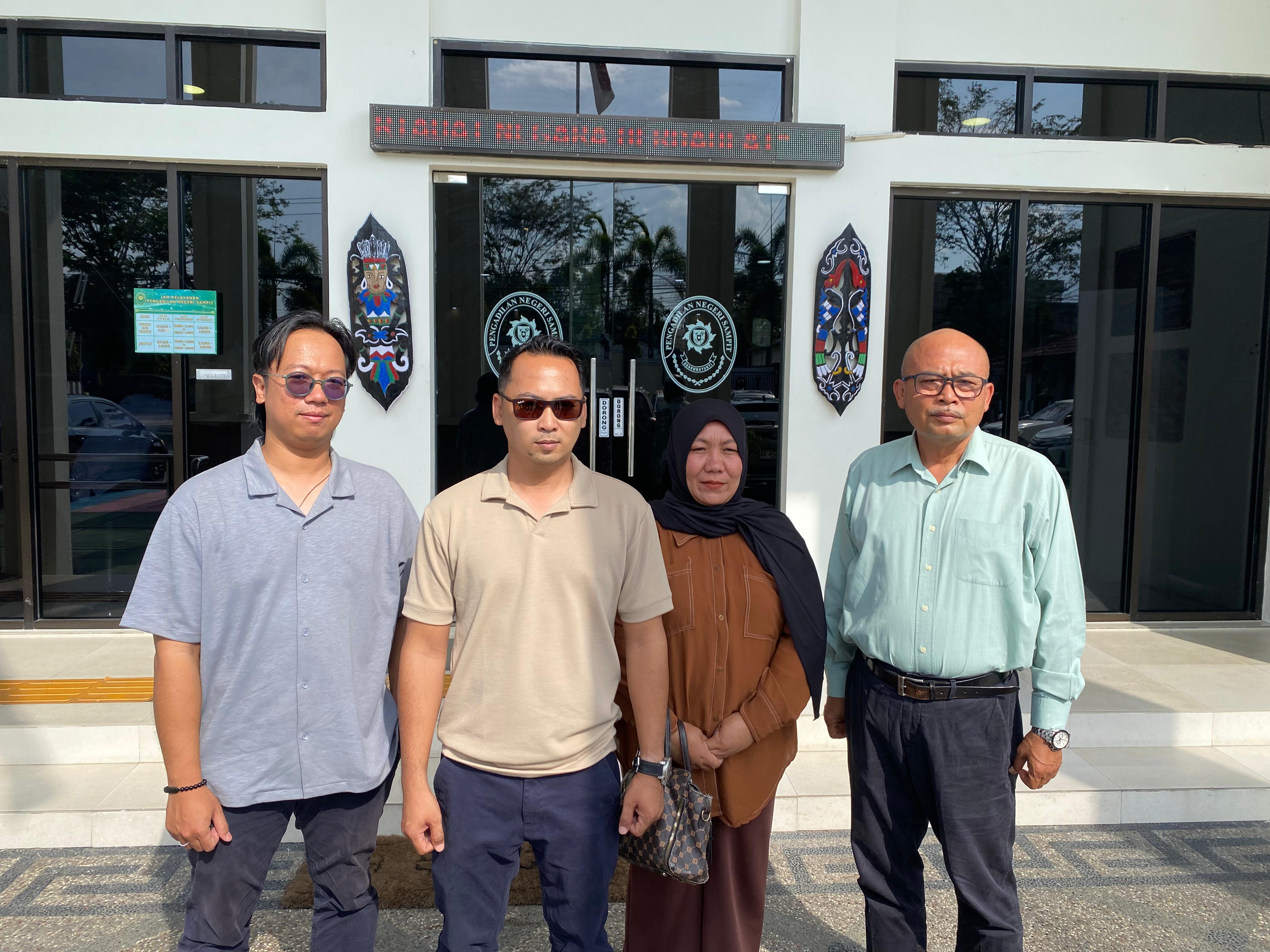 Kuasa hukum R, Nurahman Ramadani bersama tim di PN Sampit.MIFTAH/KALTENGPOS.JAWAPOS.COM