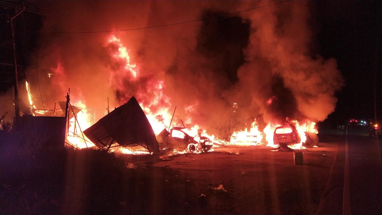 Kebakaran ruko dan mobil di Jalan Sudirman Sampit.DAMKAR