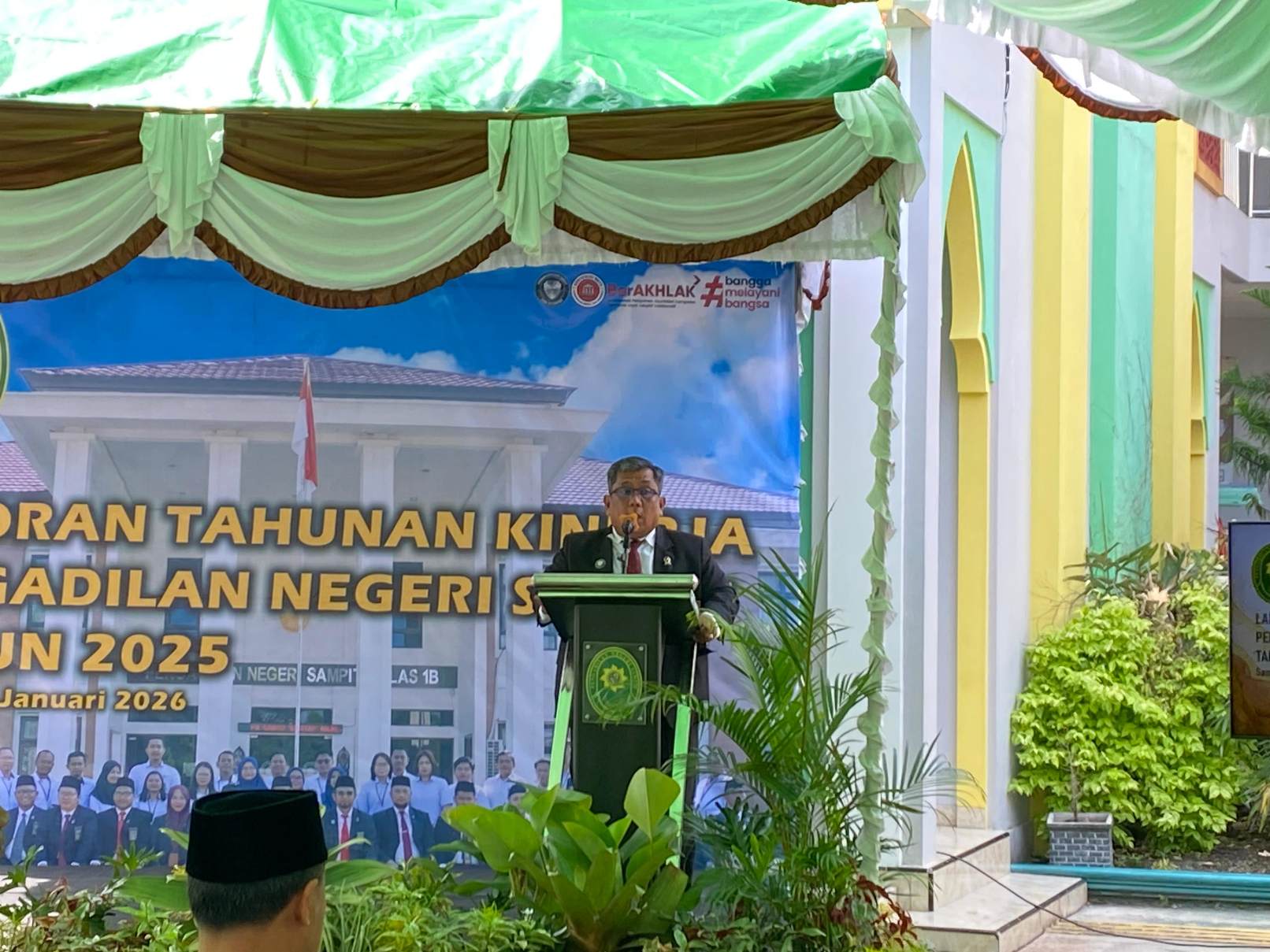 Ketua PN Sampit, Benny Octavianus menjelqskan junlah perkara selama 2025.MIFTAH/KALTENGPOS.JAWAPOS.COM