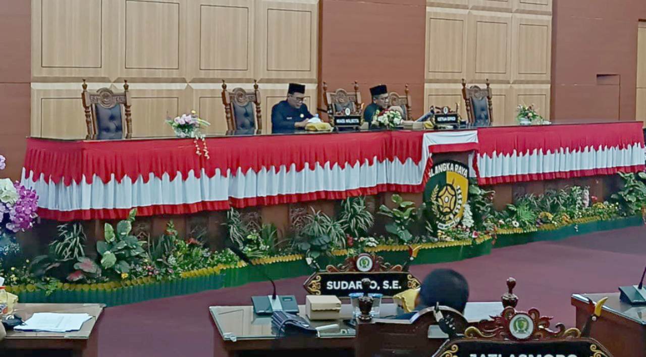 Wakil Wali Kota Palangka Raya, Achmad Zaini mengikuti proses Rapat Paripurna ke-5.ILHAM/KALTENG POS