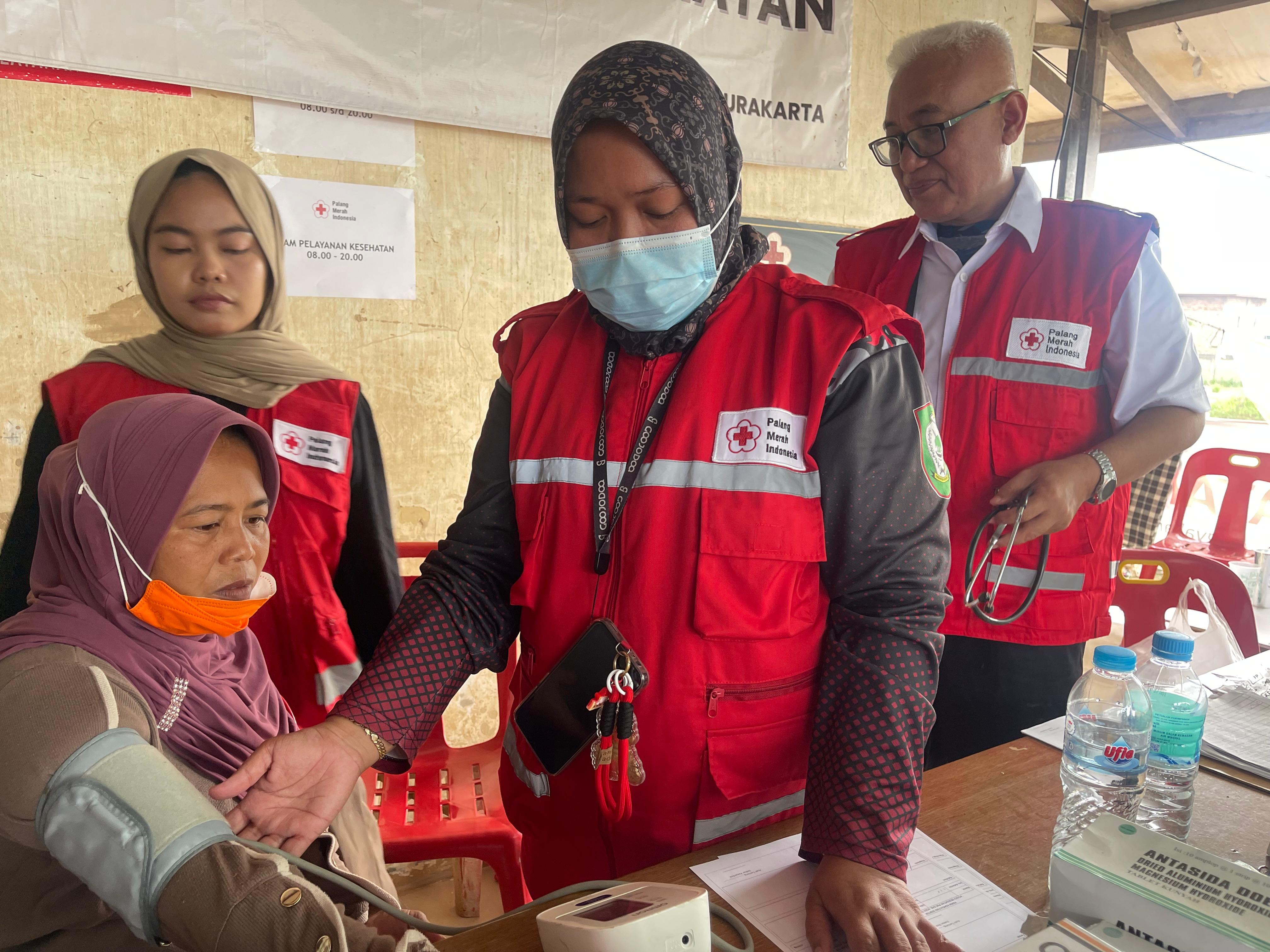 PMI Kotim serahkan bantuan logistik dan pelayanan kesehatan gratis.