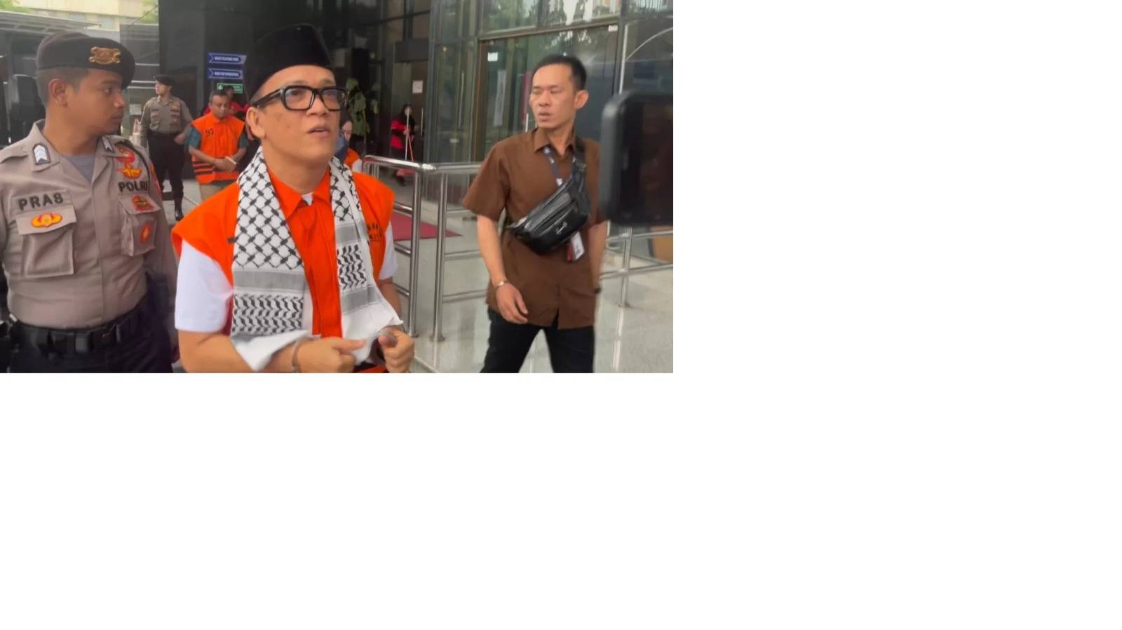 Eks Wamenaker Immanuel Ebenezer bersama 10 terdakwa lain saat menjalani sidang pembacaan dakwaan Jaksa KPK di Pengadilan Tipikor Jakarta, Senin (19/1) (Muhamad Ridwan/JawaPos.com)