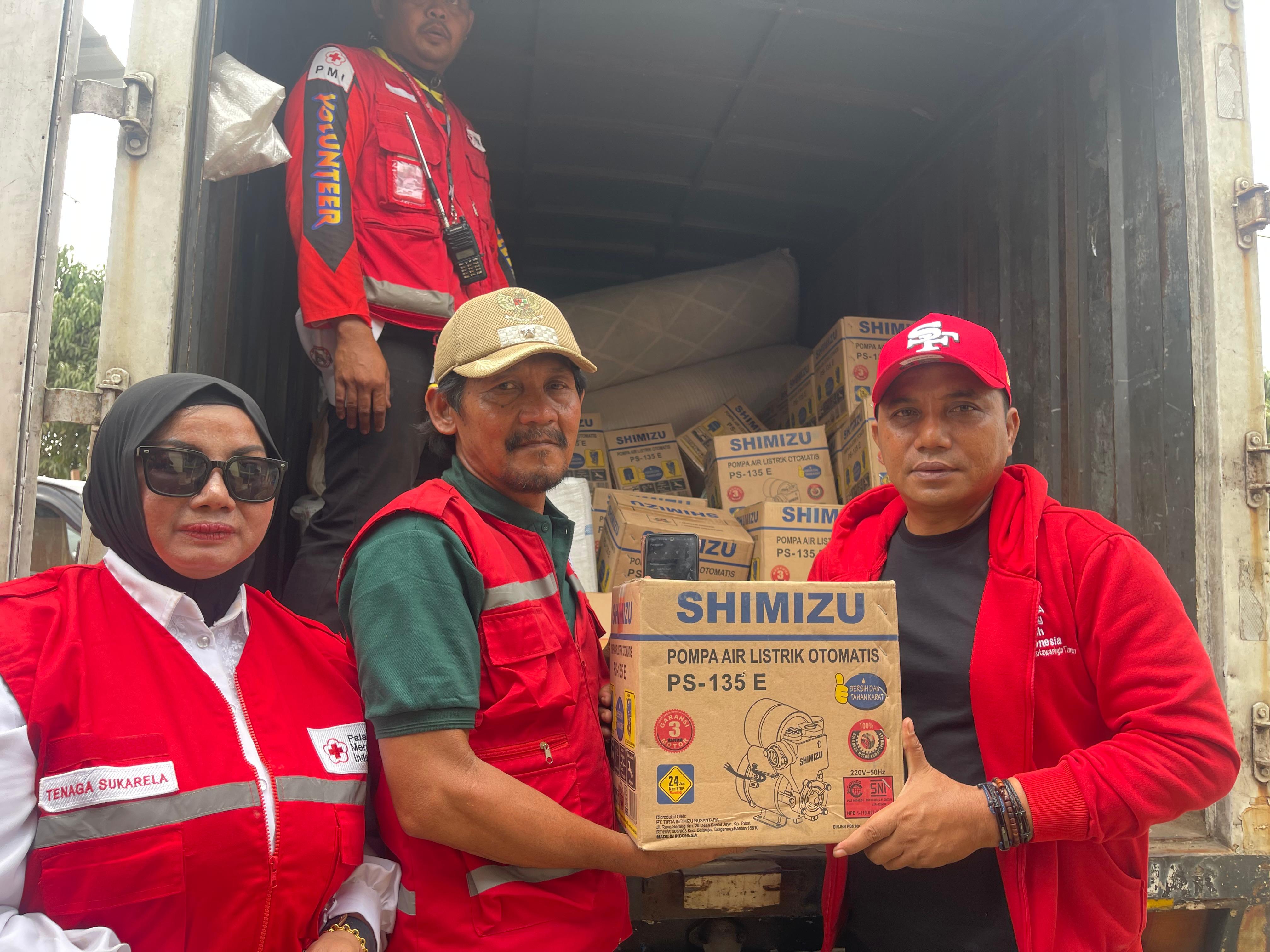 Ketua PMI Kotim, Supian Hadi menyerahkan bantuan kemanusiaan ke Aceh Tamiang.HUMAS
